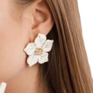 Brinco Orquídea Branca Esmaltado E Resinado Com Folheação