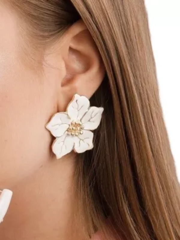 Brinco Orquídea Branca Esmaltado E Resinado Com Folheação