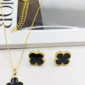 Conjunto Colar + Par Brinco Trevo Preto Inspiração Virginia