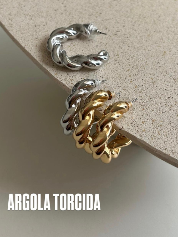 brinco Argola Torcida Estilo Fashion Atemporal