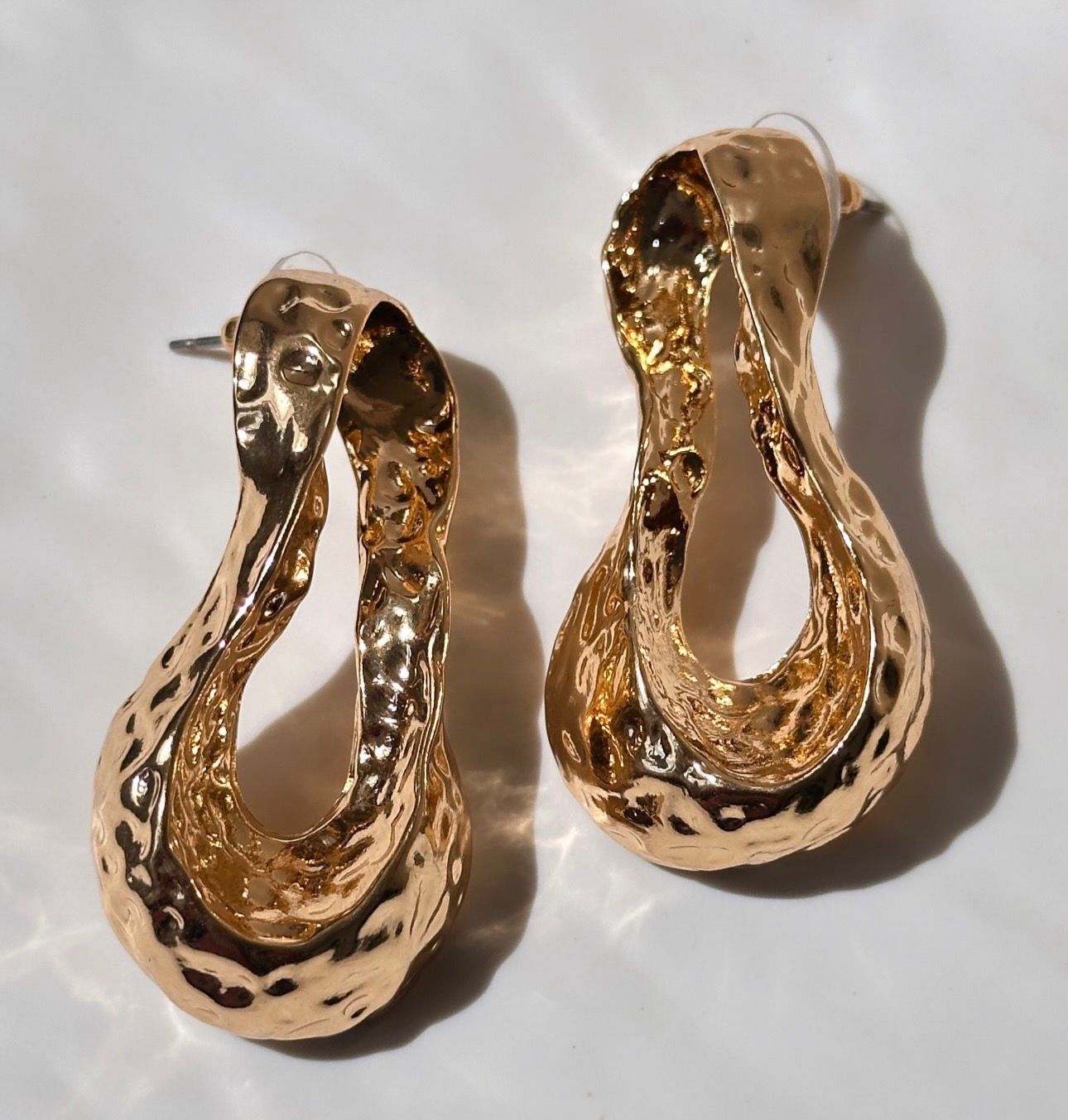 Brinco Orgânico Vazado Dourado Feminino Elegante
