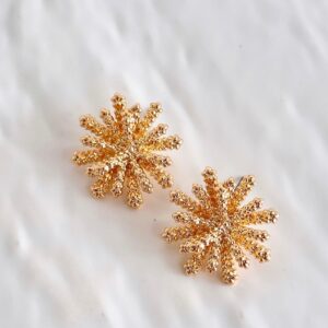 Brinco Flor Dourado Texturizado Feminino Elegante
