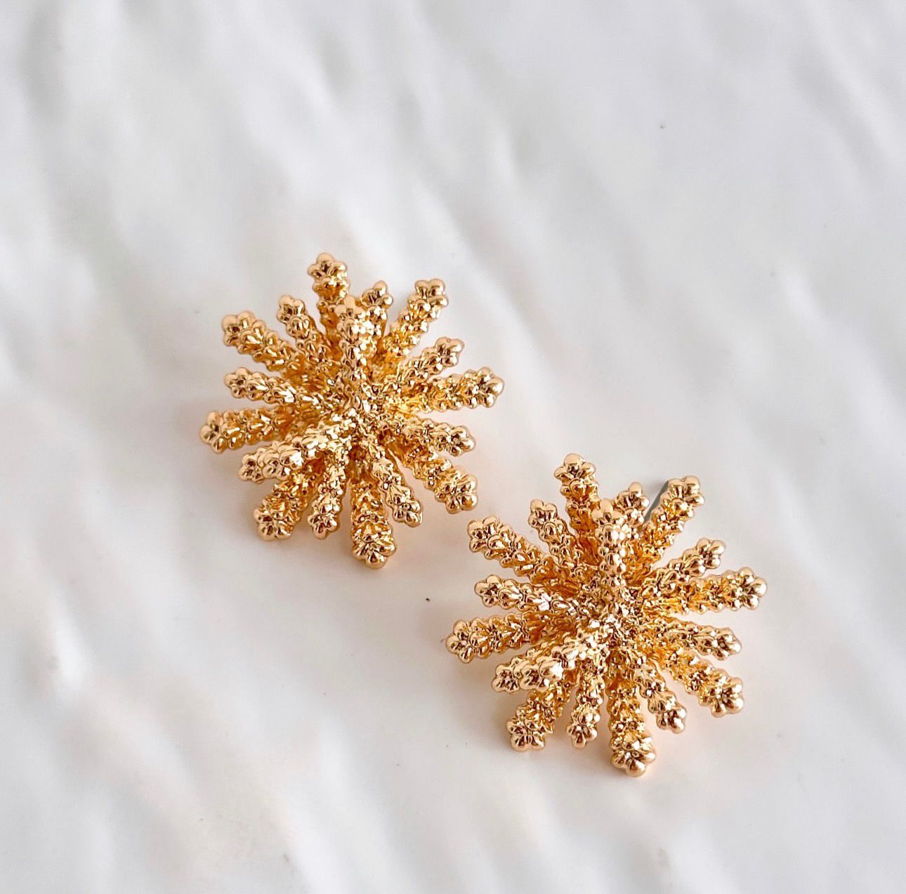 Brinco Flor Dourado Texturizado Feminino Elegante