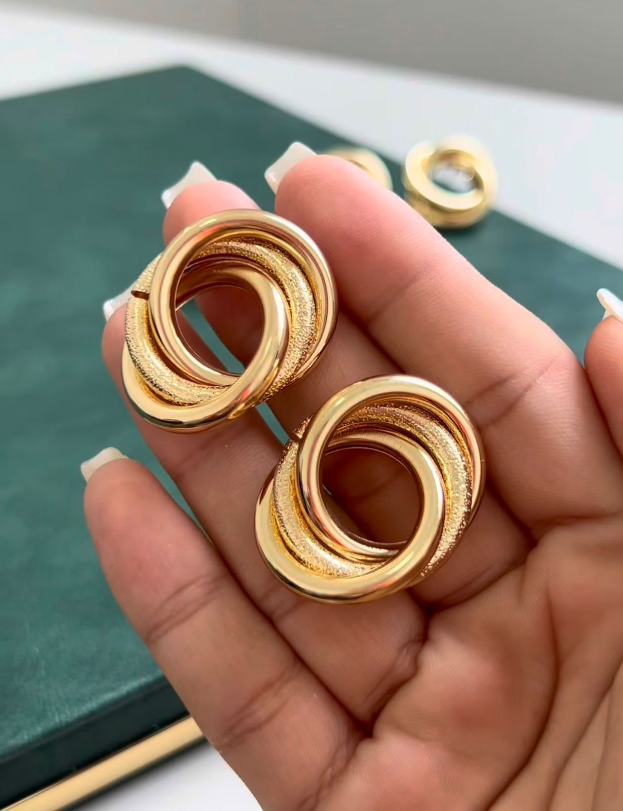 Brinco Nó Entrelaçado Dourado Texturizado Elegante e Sofisticado - Imagem 2