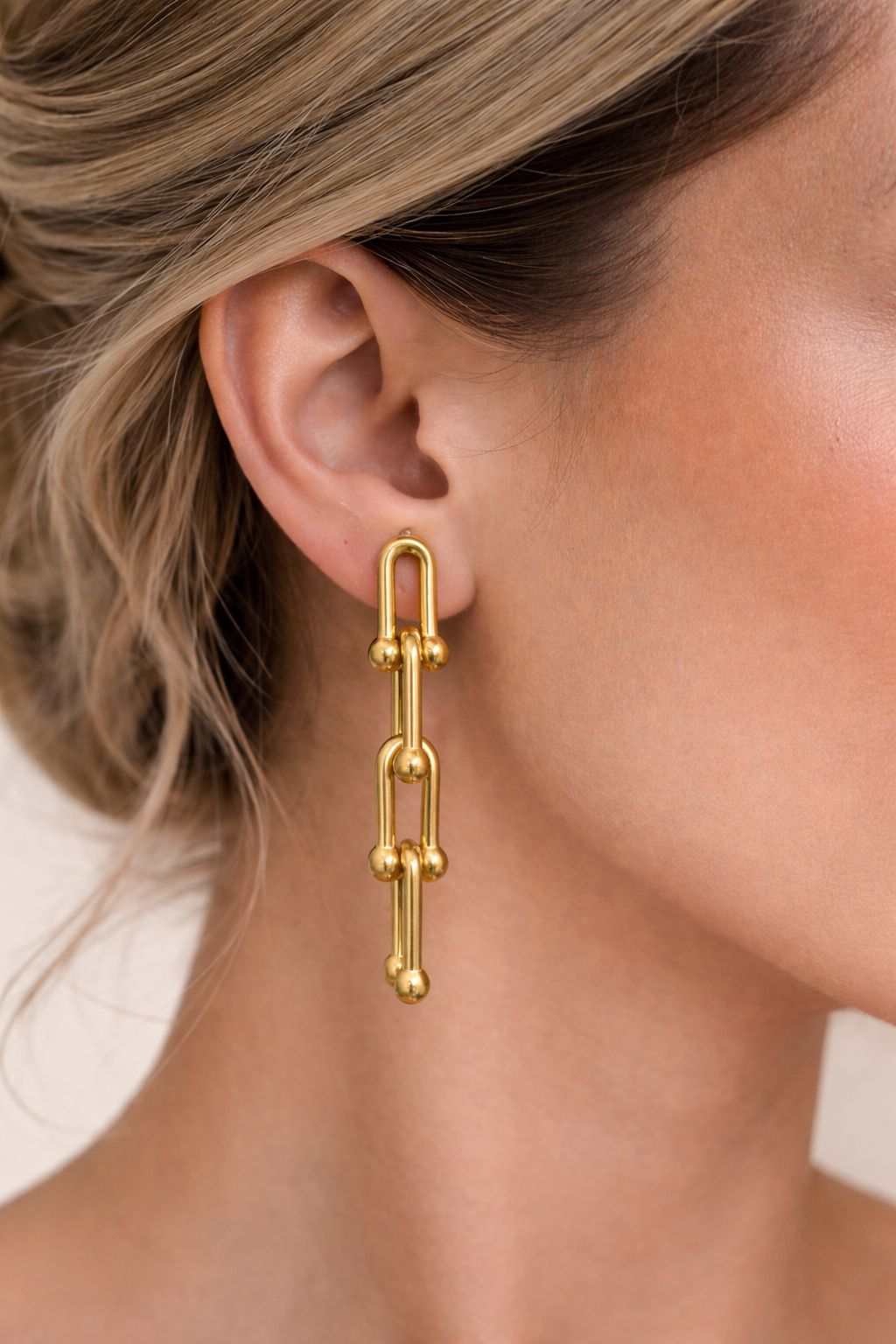 Brinco Longo Dourado Elos Modernos Feminino Elegante