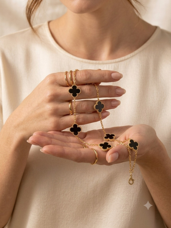 Colar Trevo Preto Dourado Feminino Elegante e Sofisticado - Imagem 4