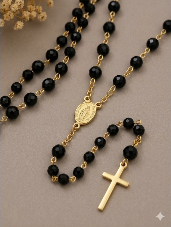 Colar Terço Feminino Preto com Cruz Dourada e Medalha - Imagem 2