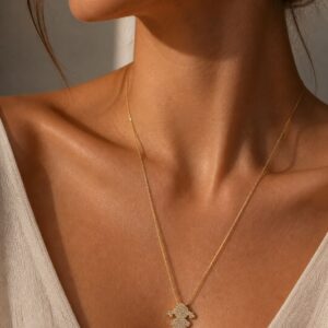 Colar Menina com Zircônias Dourado Delicado Feminino