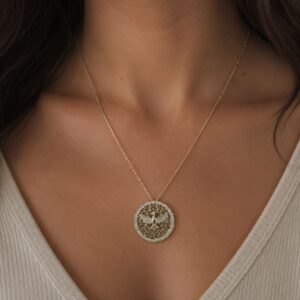 Colar Espírito Santo com Zircônias Dourado Medalha Redonda