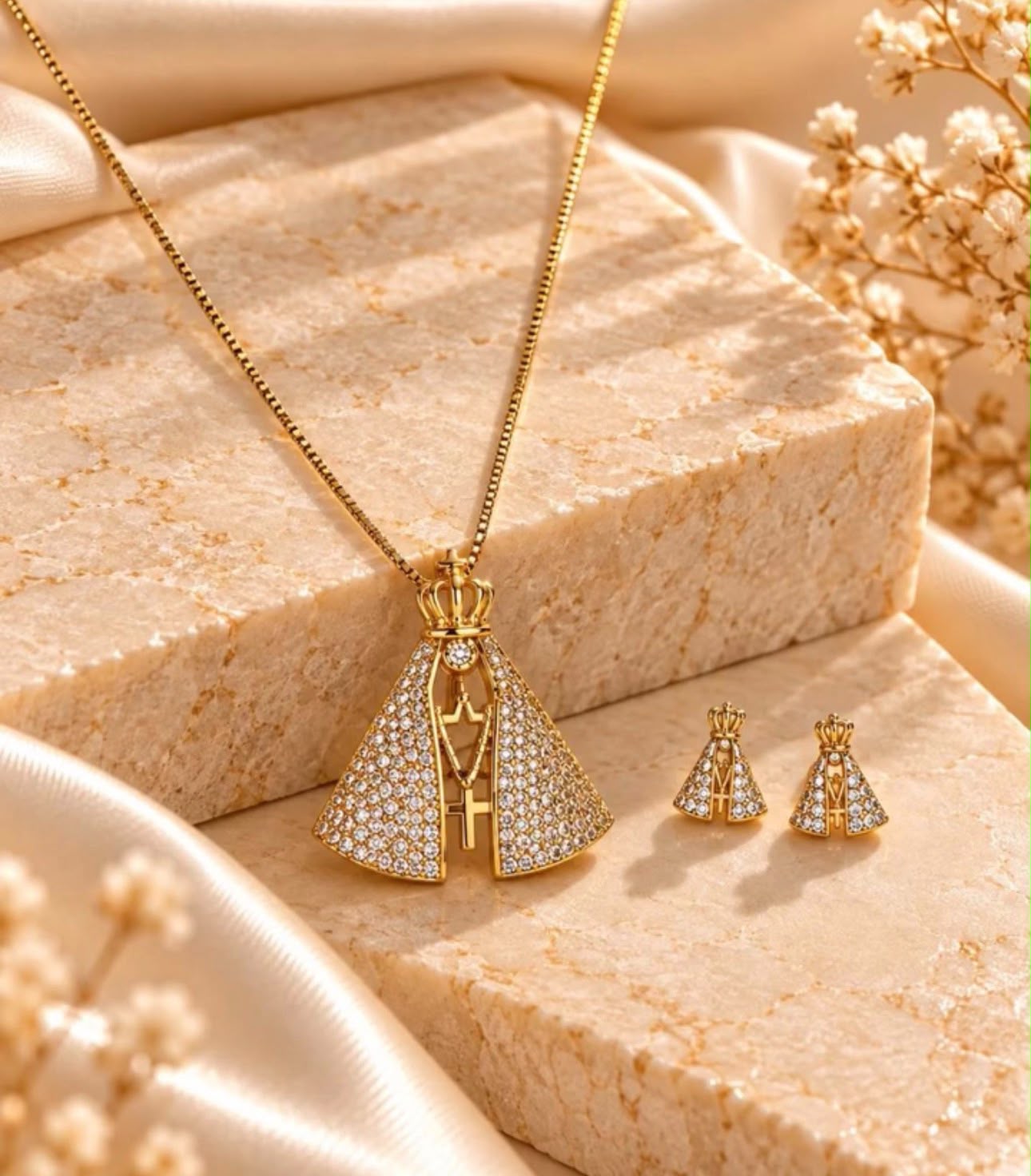 Kit Colar e Brincos Nossa Senhora Aparecida Dourado com Zircônias Cristal